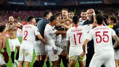 Los jugadores del Sevilla celebran la victoria y la clasificación para la final de la Europa League.