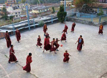 En el Tibet los monjes también juegan al fútbol. 