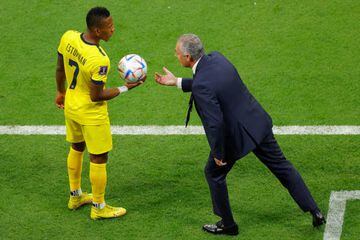 El entrenador argentino de Ecuador Gustavo Alfaro entrega el balón y da ordenes al defensor de Ecuador Pervis Estupinan durante el partido.