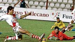 <b>SALVADOR. </b>Aganzo marcó el gol del empate del Rayo al aprovechar un gran pase de Pachón desde la izquierda.