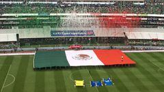 La gigantesca bandera mexicana vuelve a aparecer en el Azteca