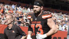 CLEVELAND, OH - OCTOBER 22: Joe Thomas #73 of the Cleveland Browns leaves the field after an injure against the Tennessee Titans at FirstEnergy Stadium on October 22, 2017 in Cleveland, Ohio.   Jason Miller/Getty Images/AFP == FOR NEWSPAPERS, INTERNET, TELCOS &amp; TELEVISION USE ONLY ==