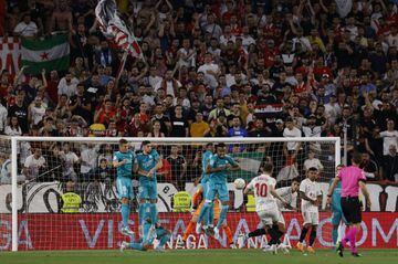 Así se abrió la barrera del Madrid para facilitar el gol de Rakitic.