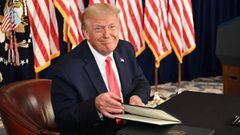 Donald Trump firma &oacute;rdenes ejecutivas que extienden el alivio econ&oacute;mico del coronavirus, durante una conferencia de prensa en Bedminster, Nueva Jersey. Agosto 8, 2020.