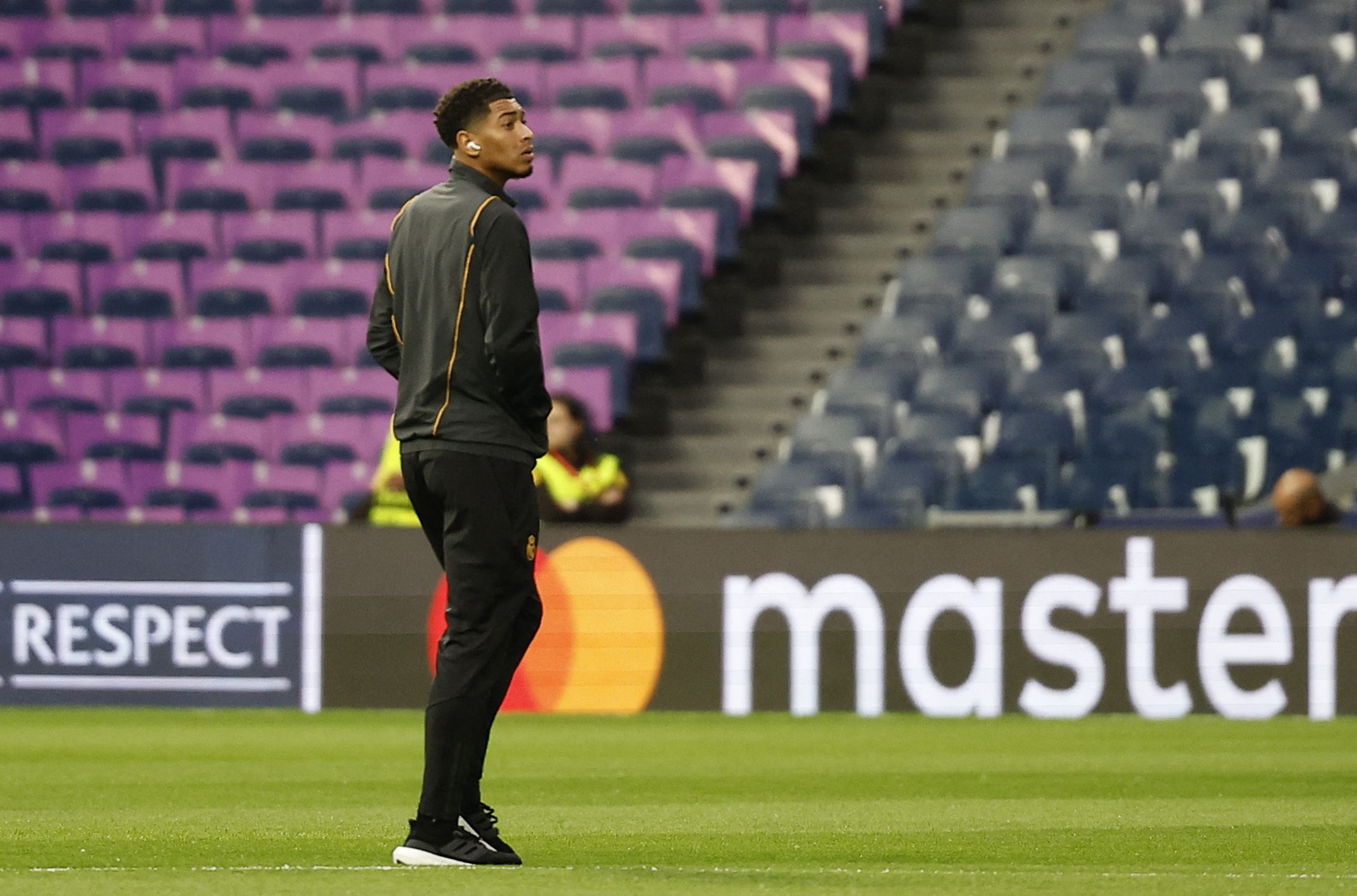 Soccer Football - Champions League - Semi Final - Second Leg - Real Madrid v Bayern Munich - Santiago Bernabeu, Madrid, Spain - May 8, 2024  Real Madrid's Jude Bellingham on the pitch before the match REUTERS/Juan Medina