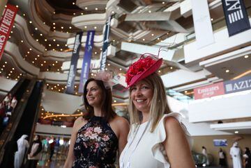 La moda de los sombreros imposibles llega a Dubái