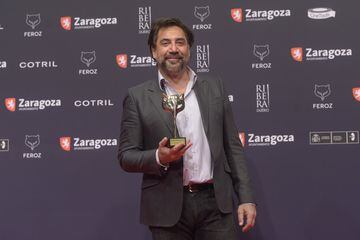 Javier Bardem posa con su Premio Feroz 2022 al mejor actor protagonisa de cine en la gala IX edición de los Premios Feroz 
