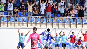Los jugadores del Alhaurino celebran un gol en Tercera Divisi&oacute;n.