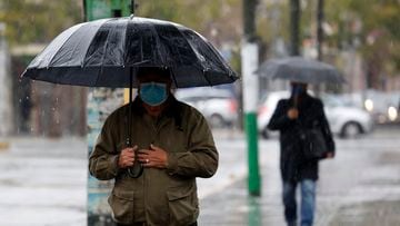 Valparaiso, 3 de junio de 2022.Personas se protegen de la lluvia en el centro de Valparaiso.Raul Zamora/Aton Chile