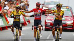 Sepp Kuss, con el maillot rojo, celebra su victoria virtual en la Vuelta a España 2023 con sus compañeros Jonas Vingegaard y Primoz Roglic, que le escoltarán en el podio. Foto: Sprint Cycling Agency