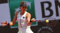 La tenista brasileña Beatriz Haddad Maia devuelve una bola durante su partido ante Ons Jabeur en Roland Garros.