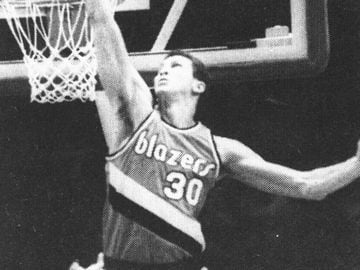 Fue el Draft que cambió la historia del baloncesto. Portland Trail Blazers seleccionó a Sam Bowie en segunda posición dejando por detrás a jugadores como Charles Barkley (5º), Josh Stockton (16º) o Michael Jordan, que fue tercero. Los de Oregón podrían ha