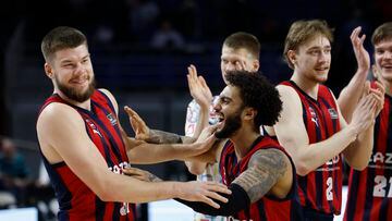 Los jugadores del Baskonia celebran la victoria tras el partido de la jornada 23 de la Liga ACB ante el Real Madrid.