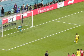 Tras el primer gol anulado, Enner Valencia, con calma desde los 11 metros, engaña al meta qatarí que se vence al lado contrario y adelanta a Ecuador. Enner Valencia ha marcado el primer gol y el primer gol anulado de este Mundial.
