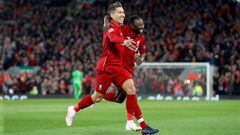 Roberto Firmino y Naby Keita, jugadores del Liverpool, celebran un gol.