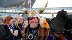 MINNEAPOLIS, MN - OCTOBER 28: Fans tailgate outside of U.S. Bank Stadium before the Minnesota Vikings play the New Orleans Saints on October 28, 2018 in Minneapolis, Minnesota.   Adam Bettcher/Getty Images/AFP == FOR NEWSPAPERS, INTERNET, TELCOS &amp; TE