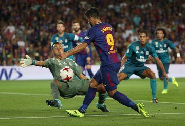Luis Suárez y Keylor Navas en la jugada del penalti que marcó Messi el gol del empate, 1-1.
