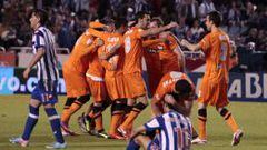 Los jugadores de la Real celebran su triunfo y consuelan a los del Deportivo.