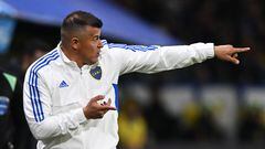 Boca Juniors' head coach Jorge Almiron gestures during the Copa Libertadores group stage second leg football match between Boca Juniors and Deportivo Pereira at La Bombonera stadium in Buenos Aires on April 18, 2023. (Photo by Luis ROBAYO / AFP)