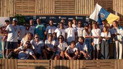 Los miembros de la selecci&oacute;n de Canarias de surf posan tras ganar el campeonato de Espa&ntilde;a de surf 2022 en A Frouxeira (Valdovi&ntilde;o, Coru&ntilde;a, Galicia), el 23 de agosto del 2022. 
