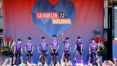 Los ciclistas del equipo Burgos-BH este jueves durante la presentación de la 77 edición de la Vuelta a España en Utrecht (Países Bajos).
