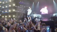 Justin Bieber esquivando la botella que le tiraron en el Summerburst Festival de Suecia por negarse a cantar su canción de Despacito.