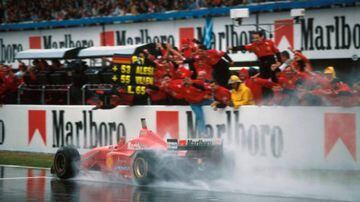 Schumacher cruza la meta de Montmeló en 1996. En la pizarra le marcan 53 segundos de ventaja sobre Alesi, segundo clasificado.