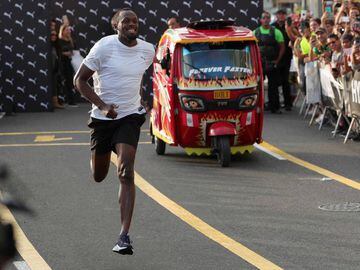 El velocista jamaicano y m&uacute;ltiple medallista ol&iacute;mpico, Usain Bolt, compite en una carrera de exhibici&oacute;n contra un &#039;mototaxi&#039; (veh&iacute;culo ligero de transporte de pasajeros) este martes, en el malec&oacute;n de Miraflores