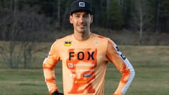 Ángel Suárez, posando tipo foto de perfil con su nuevo equipo de UCI MTB World Cup Frameworks Racing.