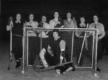 Al igual que el Curling, el Hockey sobre hielo fue disciplina olímpica femenina en los mismos juegos de Nagano (1998); pero mucho antes ya era una afición para muchas mujeres. Imagen de 1931 del equipo "Golder's Green Ice Rink" en el norte de Londres.