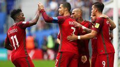 St.petersburg (Russian Federation), 24/06/2017.- Portugal&#039;s Cristiano Ronaldo (2-L) celebrates with his teammates after scoring the 1-0 lead from the penalty spot during the FIFA Confederations Cup 2017 group A soccer match between New Zealand and Portugal at the Saint Petersburg stadium in St.Petersburg, Russia, 24 June 2017. (Nueva Zelanda, San Petersburgo, Rusia) EFE/EPA/MARIO CRUZ