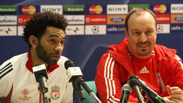 Jermaine Pennant y Rafa Ben&iacute;tez, ex jugador y ex entrenador del Liverpool, durante una rueda de prensa.