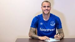 Sandro poses in the Everton shirt.