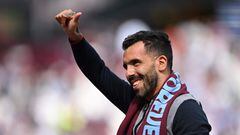(FILES) In this file photo taken on April 17, 2022 West Ham's Argentinian forward Carlos Tevez does a lap of honour prior to the English Premier League football match between West Ham United and Burnley at the London Stadium, in London. - The 38-year-old Argentine striker Carlos Tevez announced his retirement on June 4, 2022, a year after leaving Boca Juniors, the club where he started in 2001 and with whom he won the Copa Libertadores in 2003. (Photo by JUSTIN TALLIS / AFP)