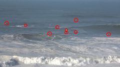 Surfistas y Jet ski en el line up de Nazar&eacute; marcados con c&iacute;rculos rojos. 