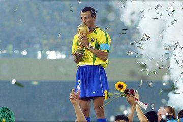 4°. Cafú (47 años, retirado) disputó 142 partidos por Brasil.