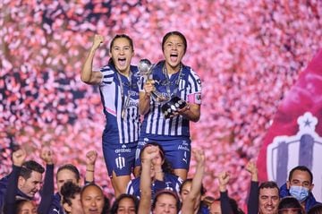 La goleadora Desirée Monsiváis y la capitana Rebeca Bernal fueron las encargadas de levantar el trofeo de Campeonas