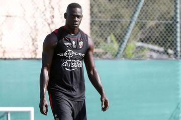 Italian forward Mario Balotelli takes part in a training session on September 1, 2016 at the "Charles Ehrmann" stadium in Nice