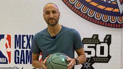 Manu Ginóbili, exjugador de los San Antonio Spurs, posa con un balón de la NBA.