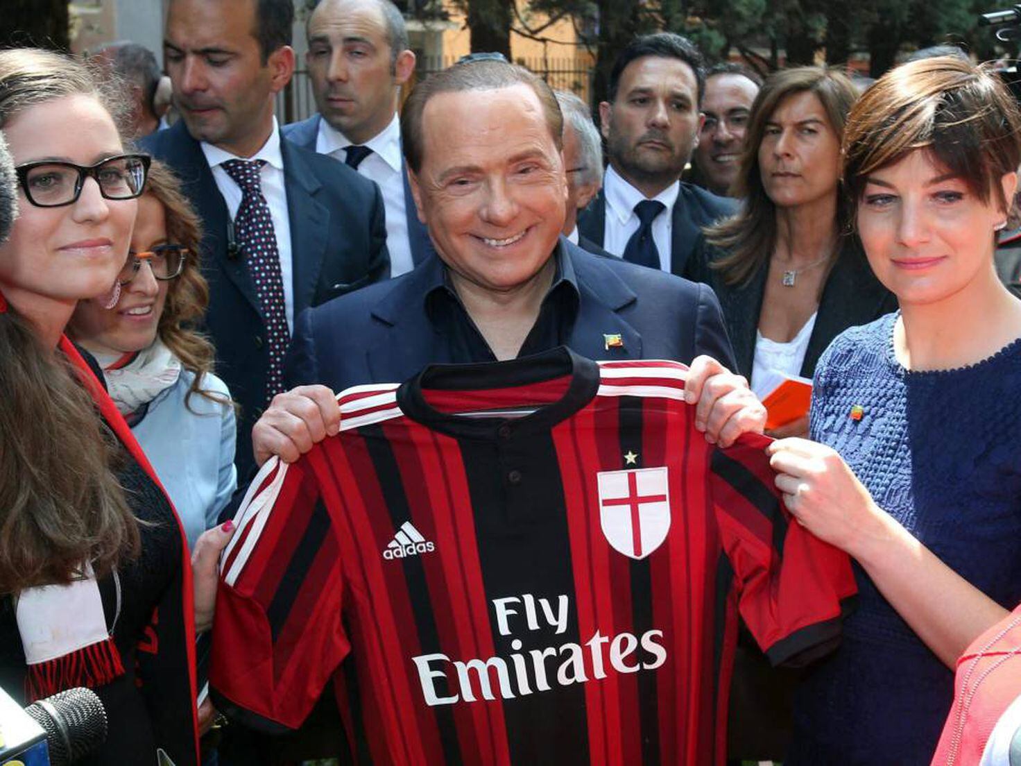 Berlusconi Completes Sale of AC Milan Soccer Club to Chinese
