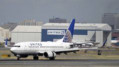 Un avi&oacute;n de United Airlines, compa&ntilde;&iacute;a que ha prohibido subir a dos adolescentes por usar leggins