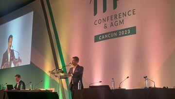 El directivo español de la ITF Jordi Tamayo interviene durante la Asamblea celebrada en Cancún.