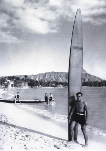 Duke Kahanamoku in 1930 with his board "Papa Nui" made of koa wood in the old 'olo' style. It was 4.8m long and weighed 52 kg.
