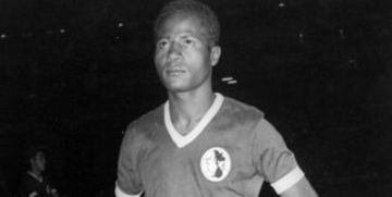 Dos Santos, atacante del América, anotó el primer gol del Estadio Azteca el 29 de mayo de 1966.