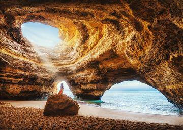 La región del Algarve, en Portugal, es famosa por albergar algunas de las playas mas bellas del mundo. Benagil es una popular playa escarpada, con imponentes acantilados de caliza y una enorme gruta marina. Conocida por su cueva con un orificio en la parte superior.