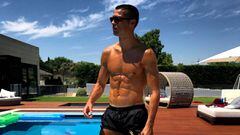 Cristiano Ronaldo se relaja en la piscina tras supuestamente haber sido padre de los gemelos Eva y Mateo
