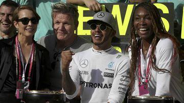 Lewis Hamilton junto a Venus Williams, Gordon Ramsay y Noomi Rapace celebrando su victoria.