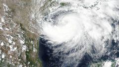La Tormenta Tropical Hanna se convirti&oacute; oificialmente en hurac&aacute;n antes de impactar este s&aacute;bado en Texas, alertando a Estados Unidos.