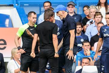 Antonio Conte entrenador del Tottenham Hotspur y Thomas Tuchel del Chelsea se enfrentan después de que Pierre-Emile Hojbjerg de Tottenham Hotspur anota un gol para hacer el 1-1 durante el partido de la Premier League