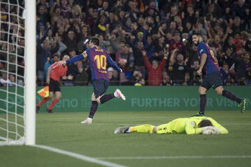 Leo Messi celebrates the winning goal against Levante.